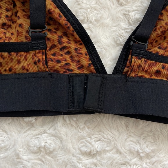 OLD NAVY LEOPARD  DEEP V LIGHT SUPPORT BRA WITH ADJUSTABLE & CONVERTIBLE STRAPS - Picture 5 of 9